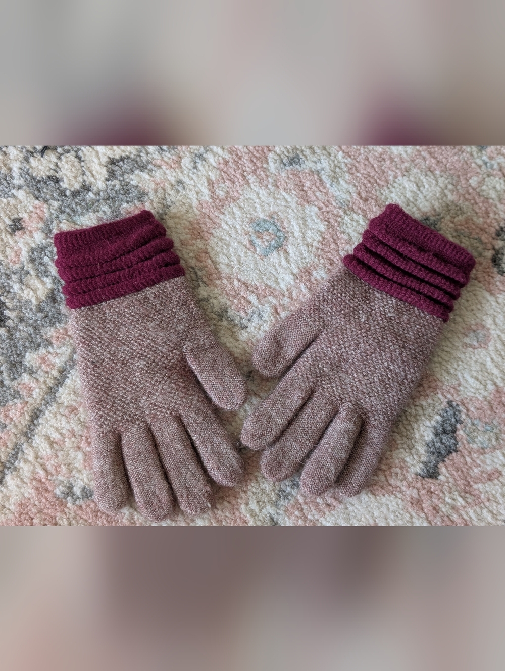 Gloves 🧤 - Picture 2 of 2